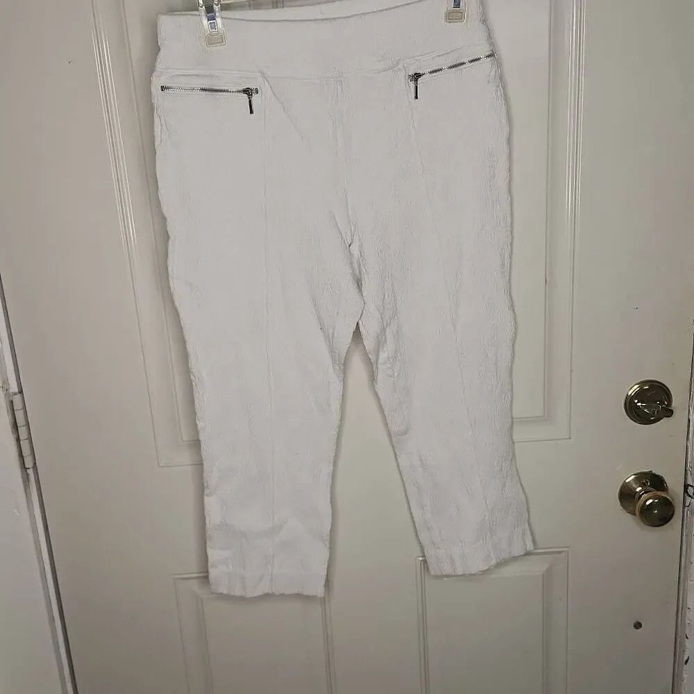 Style & Co white pull on pucker knit capri women's size M